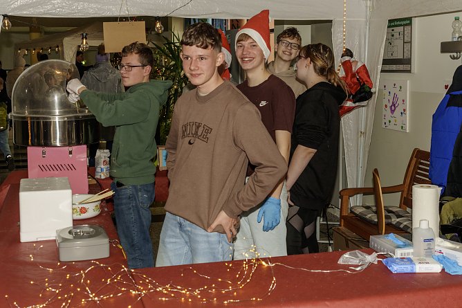 Weihnachtsmarkt an der Grund-und Regelschule &Ouml;stertal wurde fr&ouml;hlich am Nikolaustag gefeiert (Foto: Lisa Hense)