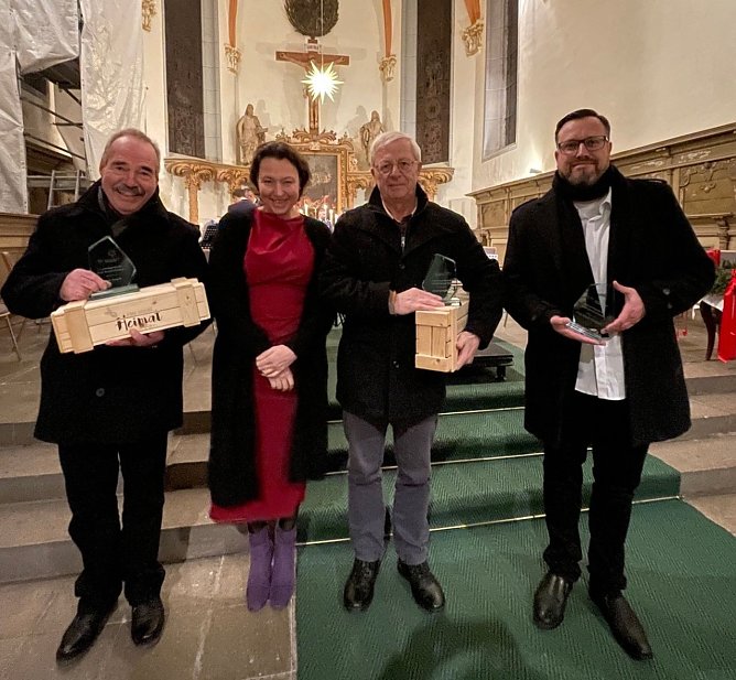 Claudia Langhammer (2.v.li.) und Martin Ludwig (re.) &uuml;berreichten Auszeichnungen an die Ehrenamtspreistr&auml;ger des Jahres 2024: Ulrich Gauck (li. in Vertretung f&uuml;r seine Frau Karin) und Wolfgang Rasch (2.v.re.) (Foto: Claudia Langhammer)