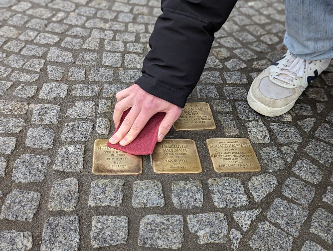 Traditionell werden am Holocaust-Gedenktag die Stolpersteine der Stadt Sondershausen geputzt. (Foto: Janine Skara)