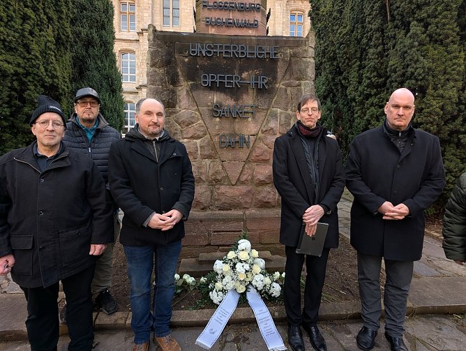 Gedenken an die Opfer des Faschismus: B&uuml;rgermeister Steffen Grimm (re.), Pfarrer Dr. Jens Wolff (2.v.re.), Egon Haupt (li.) und Mitglieder des Allgemeinen Behindertenverbandes in Deutschland (Foto: Janine Skara)