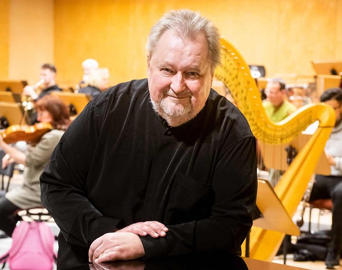 Michael Helmrath steht am Pult in Sondershausen (Foto: Marco Kneise) Michael Helmrath steht am Pult in Sondershausen (Foto: Marco Kneise)