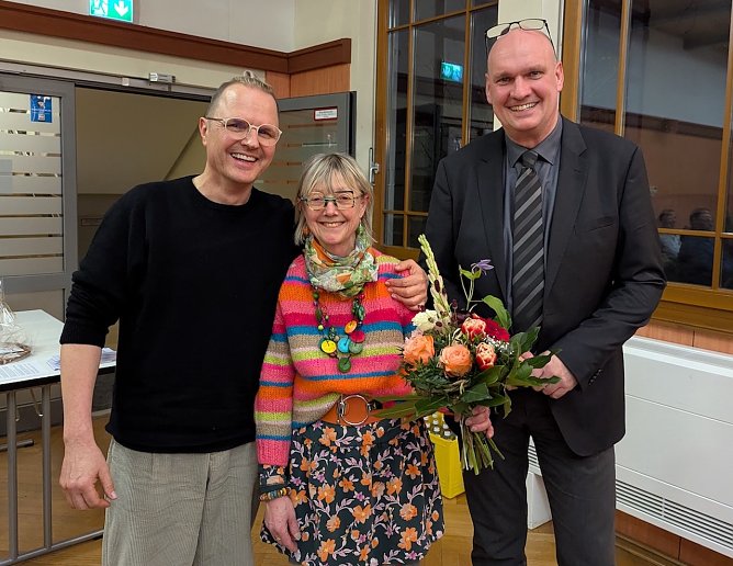 Tobias Schneegans (li.), Fraktionsvorsitzender der VS, verabschiedete sich im Namen der Stadtratsmitglieder bei Heidi Schink&ouml;th-Heise (Mitte), B&uuml;rgermeister Steffen Grimm (re.) (Foto: Janine Skara)