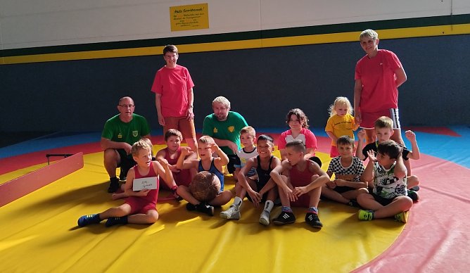 Spenden&uuml;bergabe an den AC Germania in Artern (Foto: Gerda Klei&szlig;)