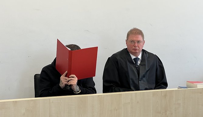 Der Angeklagte Thomas Z. mit seinem Anwalt heute im Landgericht Mühlhausen (Foto: S.Dietzel) Der Angeklagte Thomas Z. mit seinem Anwalt heute im Landgericht Mühlhausen (Foto: S.Dietzel)