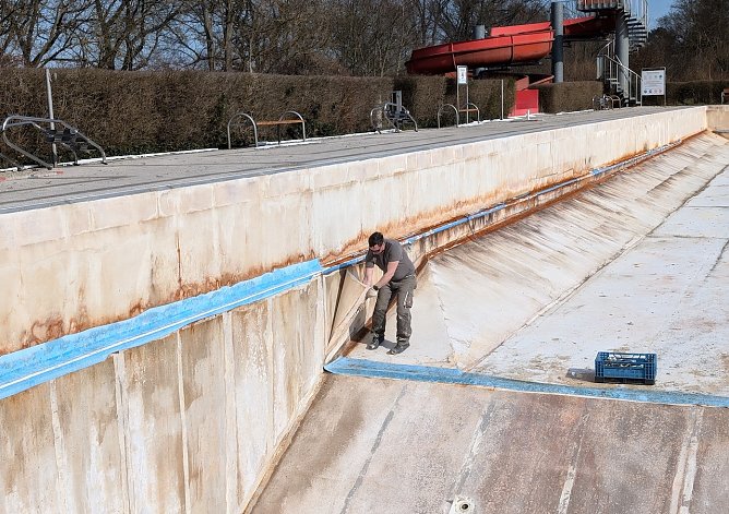 Vorbereitungen Badesaison 2025 im Bergbad Sonnenblick. Die alte Beckenfolie wurde nach 25 Jahren entfernt und wird in der kommenden Woche ausgetauscht. (Foto: Janine Skara)
