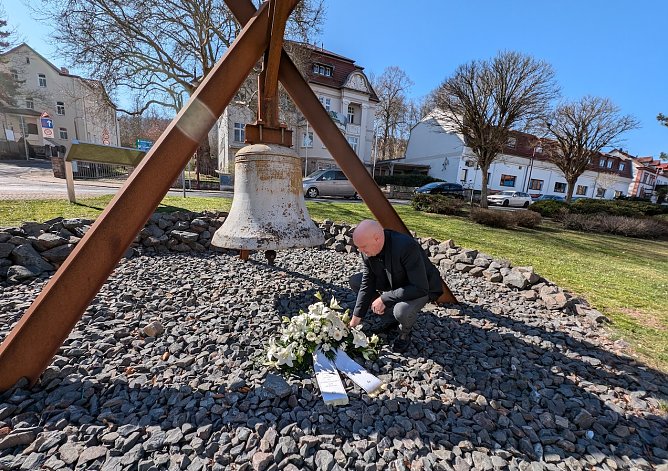 B&uuml;rgermeister Steffen Grimm gedachte am 80. Jahrestag der Bombardierung von Sondershausen den Opfern der Zerst&ouml;rung (Foto: Janine Skara)