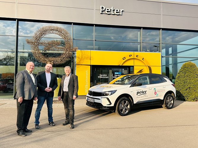 Gebrandeter Opel &uuml;bergeben (Foto: AHP)