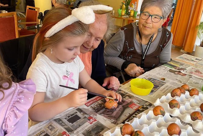 Mit den Bewohnerinnen von "Haus Wilma" bemalten die "Kindervilla Kinder" kunstvoll Ostereier (Foto: Katrin Milde)