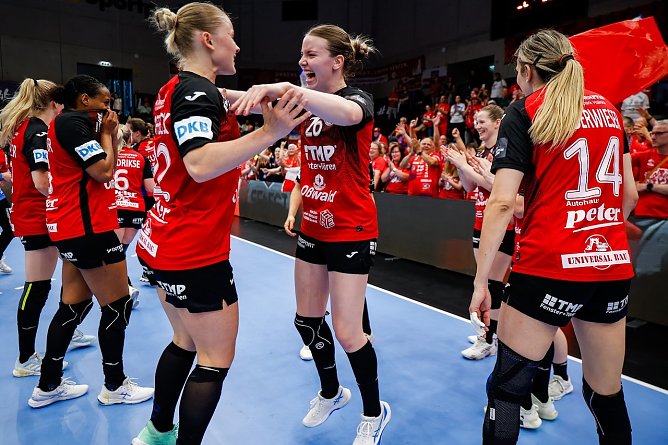 Die THC-Mädels feiern ihren Halbfinalsieg gestern Abend in Graz vor ihrer "roten Wand" (Foto: THC) Die THC-Mädels feiern ihren Halbfinalsieg gestern Abend in Graz vor ihrer "roten Wand" (Foto: THC)