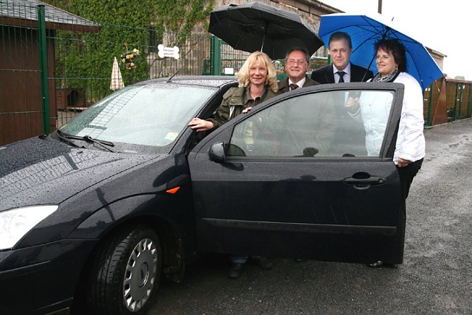 Auto f&uuml;r Tierheim Gehofen (Foto: Kyffh&auml;usersparkasse)