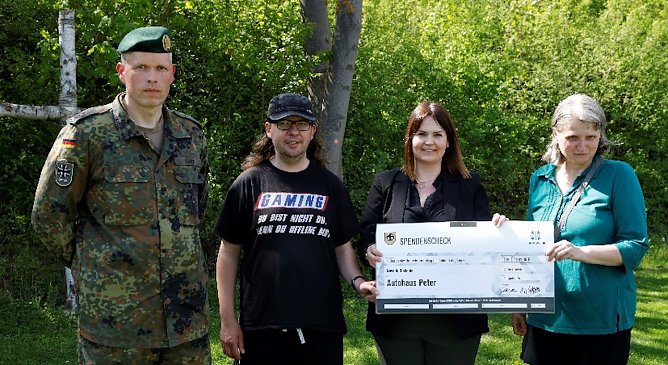 Kommandeur der USH LehrGrp C Oberstleutnant Voigt bei der &Uuml;bergabe des Spendenschecks an die Vertreter der Novalis Diakoni (Foto: Bundeswehr/ Peter )