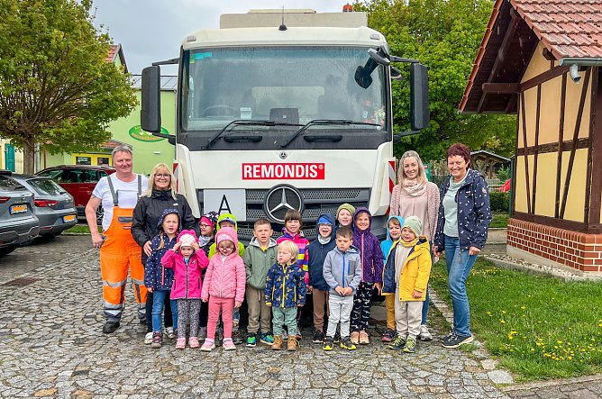 M&uuml;llwerker Mike Manhardt zeigte den Kindern live, wie die Tonnen entleert werden � ein Highlight f&uuml;r die Helbeg&auml;nschen. (Foto: LRA Kyffh&auml;userkreis/ Celine Appenroth)
