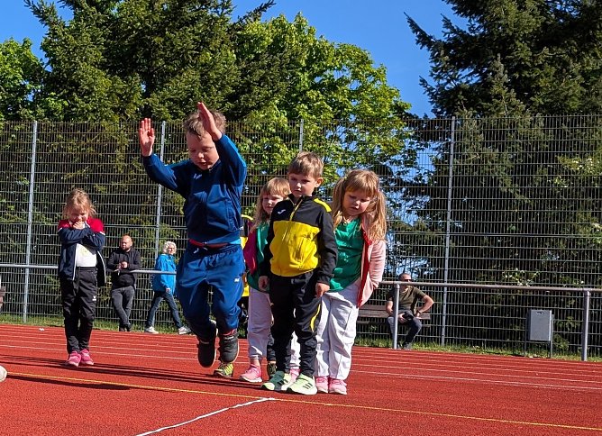 Bei Schlussdreisprung zeigten die Vorschulkinder ihr K&ouml;nnen. (Foto: Janine Skara)