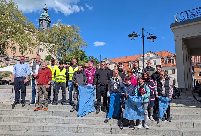 Zum gemeinsamen M&uuml;llsammeln versammelten sich heute B&uuml;rgermeister Steffen Grimm (2.v.li.), Landtagsabgeordneter Stefan Schard (links), Mitarbeiter der Firma WAGO und Sch&uuml;ler des SBZ Sondershausen auf dem Markt (Foto: Janine Skara)