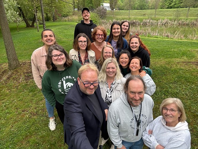 Mit Stolz in die Zukunft: Absolventinnen und Absolventen des Masters Systemische Beratung feiern gemeinsam den erfolgreichen Abschluss ihrer Weiterbildung (Foto: Dennis Haase)