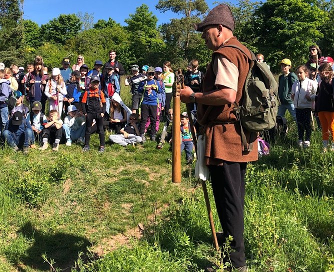 Sch&uuml;ler aus Udersleben auf den Spuren der Zeitgeschichte (Foto: Staatliche Grundschule Udersleben)
