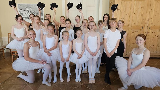 Eleven des Tanzstudios Radeva (Foto: H.Wernig) Eleven des Tanzstudios Radeva (Foto: H.Wernig)