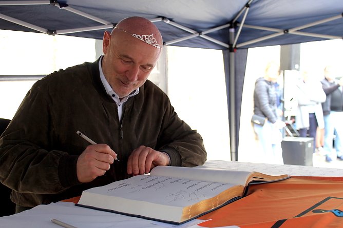 Herbert M&uuml;ller, Trainer des Th&uuml;ringer HC und Vater des Erfolges, tr&auml;gt sich in das Goldene Buch der Stadt Bad Langensalza ein (Foto: Eva Maria Wiegand)