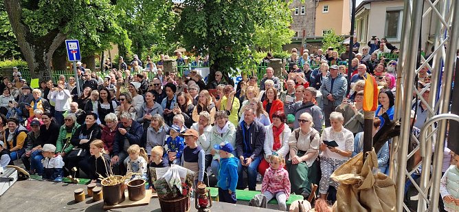 Ritter, Bauern, Burgverwalter � die Kindervilla Bad Frankenhausen tanzt im Mittelalter (Foto: Katrin Milde)