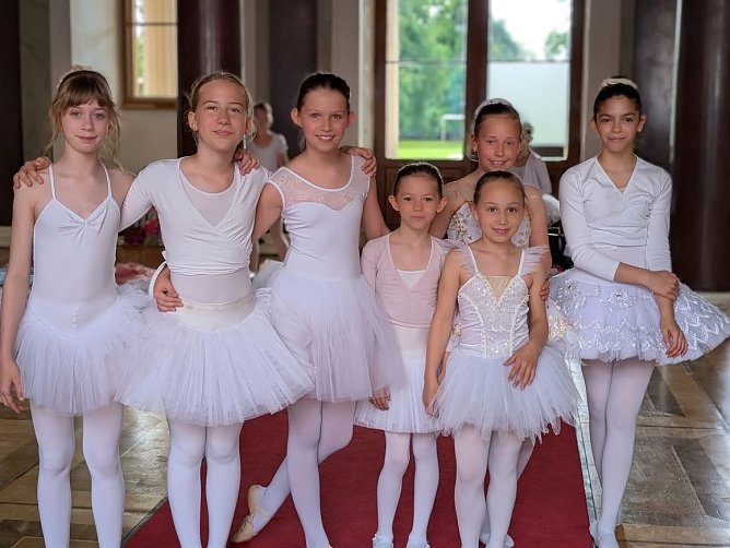 Spa&szlig; beim Volksfest: Junge T&auml;nzerinnen des Tanzschule Radeva (Foto: H.Wernig)