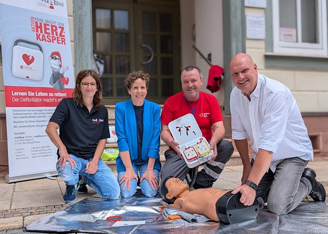 Proben die Reanimation mit Defibrillator in der Fu&szlig;g&auml;ngerzone (v.l.n.r.): Kristin Rothmann, Andrea Westermeyer, Sven Oesterheld und B&uuml;rgermeister Steffen Grimm (Foto: Janine Skara)