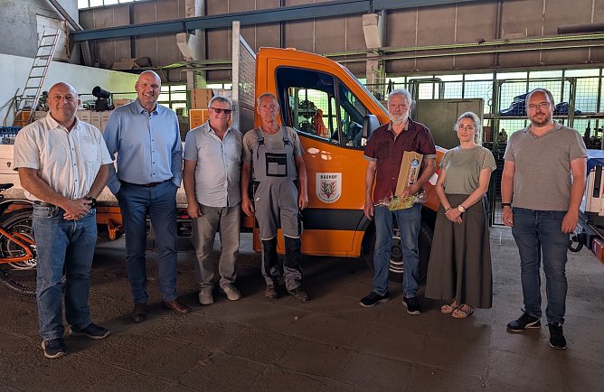 Frank Steiner ist neuer Werksleiter des Bauhofes (3.von rechts) (Foto: Janine Skara) Frank Steiner ist neuer Werksleiter des Bauhofes (3.von rechts) (Foto: Janine Skara)