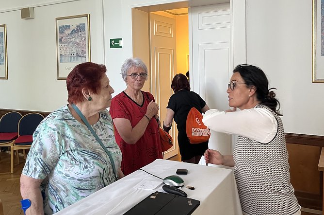 Kurdirektorin Katja Rudolph (r.) im Gespräch mit Kurgästen (Foto: oas) Kurdirektorin Katja Rudolph (r.) im Gespräch mit Kurgästen (Foto: oas)