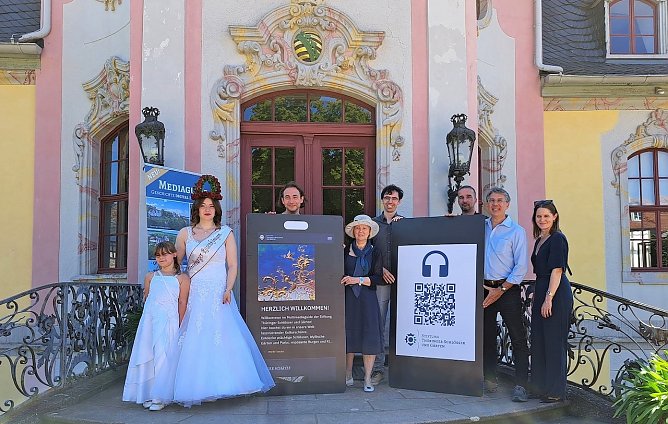 Dr. Doris Fischer und Gordian Engel von der Stiftung Th&uuml;ringer Schl&ouml;sser und G&auml;rten (beide Mitte) pr&auml;sentieren gemeinsam mit der Dornburger Rosenk&ouml;nigin Leonie Voigt (links) und Vertretern der beauftragten Agentur Micromovie den neuen Multimediaguide (Foto: STSG, Anke Pennekamp)
