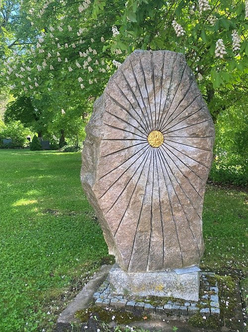Ein besonderer Stein auf dem Friedhof (Foto: Wolfgang Lehmann)