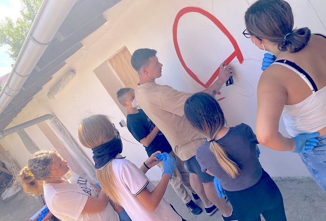 Sommeraktion "Graffitiprojekt im JuST" (Foto: Kreisjugendring Kyffhäuserkreis) Sommeraktion "Graffitiprojekt im JuST" (Foto: Kreisjugendring Kyffhäuserkreis)