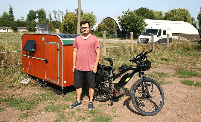 Unterwegs mit dem Fahrrad-Wohnwagen (Foto: Ulrich Reinboth)