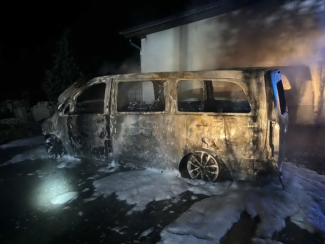 Ausgebranntes Fahrzeug in Otterstedt (Foto: Feuerwehr Großenehrich) Ausgebranntes Fahrzeug in Otterstedt (Foto: Feuerwehr Großenehrich)