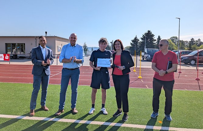 Gemeinsam stark: Rene Leipnitz, Vorstandschef der Kyffh&auml;usersparkasse (li.), B&uuml;rgermeister Steffen Grimm (2.v.li.) und Landr&auml;tin Antje Hochwind-Scheinder (2.v.re.) er&ouml;ffneten gemeinsam mit Organisator Torsten Kawaletz (Mitte) das 13. Kreisbehindertensportfest auf dem G&ouml;ldner. (Foto: Janine Skara)