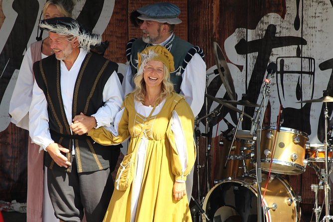 Landrat Thomas Ahke mit seiner Gemahlin beim 31. Mittelalterstadtfest in Bad Langensalza (Foto: Eva Maria Wiegand)