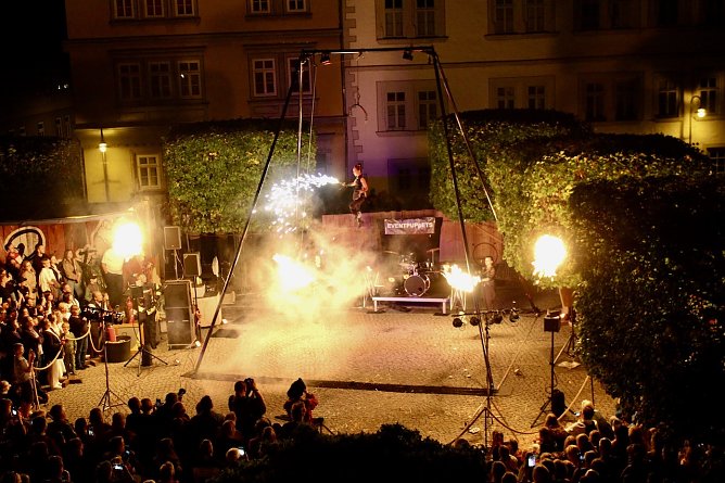 Der Töpfermarkt in mystischem Schein (Foto: Eva Maria Wiegand) Der Töpfermarkt in mystischem Schein (Foto: Eva Maria Wiegand)