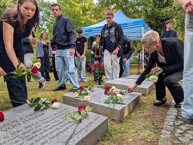 Die Sch&uuml;ler der 9. Klasse des Geschwister-Scholl-Gymnasiums beeindruckten mit der Pr&auml;sentation zum Projekt Gedenken braucht Wissen. (Foto: Janine Skara)