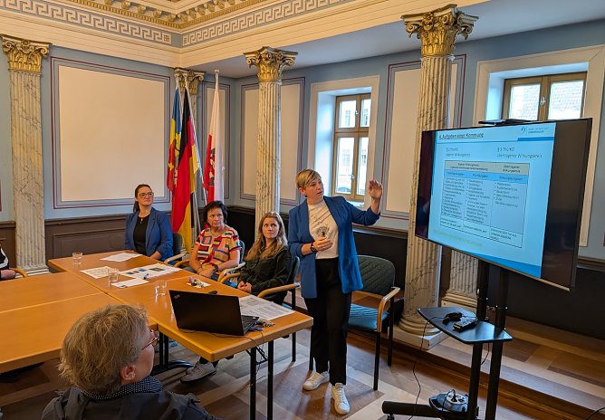 Christin Nowak (re.) erl&auml;uterte die Aufgaben der Stadtverwaltung (Foto: Janine Skara)
