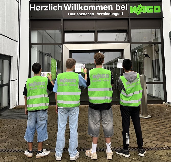 Sch&uuml;ler der &Ouml;stertalschule auf dem WAGO Betriebsgel&auml;nde (Foto: Regionalmanagement Nordth&uuml;ringen)