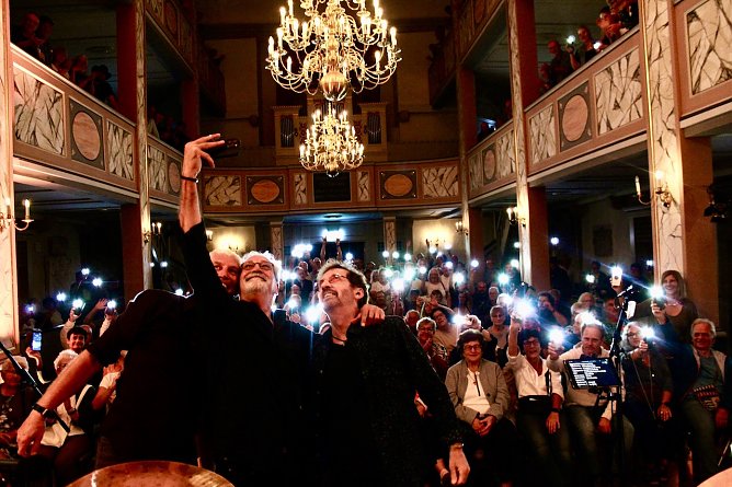 Selfie mit Publikum nach grandiosem Auftritt: die Cliff Stevens Band (Foto: Eva Maria Wiegand)