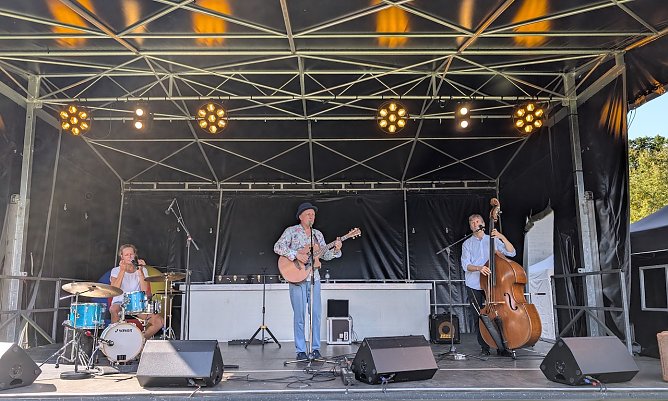 Liedermacher Toni Geiling sorgte f&uuml;r gute Stimmung (Foto: Janine Skara)