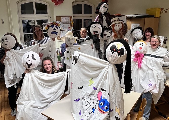 Eltern basteln für das Hexenfest in Udersleben (Foto: Elisabeth Gattermann) Eltern basteln für das Hexenfest in Udersleben (Foto: Elisabeth Gattermann)