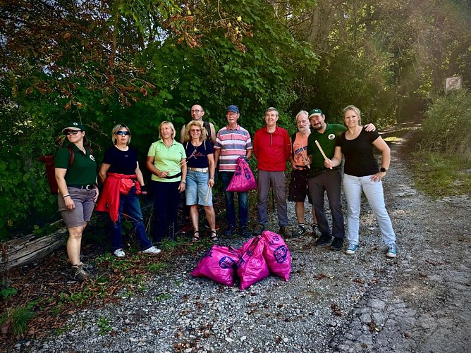 Gemeinsame Aktion f&uuml;r einen sauberen Wald (Foto: Uwe Lumm)