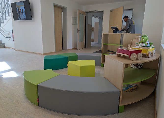 Neu gestaltete B&auml;der, Gruppenr&auml;ume, ein Kinderrestaurant und neue Spielger&auml;te im Au&szlig;enbereich k&ouml;nnen die Besucher beim Tag der offenen T&uuml;r betrachten (Foto: Janine Skara)