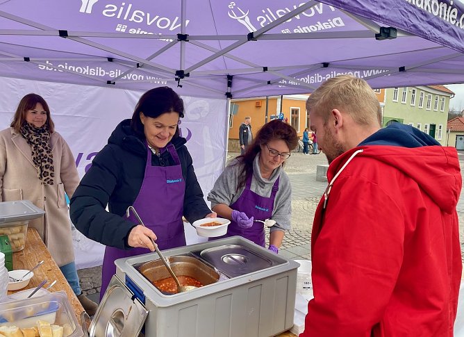 Landr&auml;tin Antje Hochwind-Schneider verteilte leckere Soljanka am Stand der Novalis Diakonie, f&uuml;r den guten Zweck (vor dem Landratsamt in Sondershausen). (Foto: Karina Krausholz)