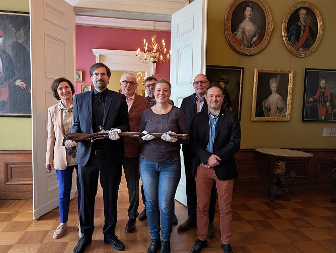 Schlossmuseumsdirektorin Dr. Carolin Sch&auml;fer (3.v.re.) und Sammlungsleiter Philipp Steinkamp (2.v.li) pr&auml;sentieren das Tanner Gewehr zusammen mit den Unterst&uuml;tzern, die den Erwerb erm&ouml;glicht haben: Dr. Cornelia Lesser und ihr Mann Andreas Lesser (li. und 3.v.li), Joachim Kreyer, Vorsitzender des F&ouml;rderkreis Schloss und Museum Sondershausen e.V. (3.v.re.), Torsten Buchmann vom Lions Club Sondeshausen (2.v.re.) und Daniel Manthey vom Rotary Club Sondershausen (re.). (Foto: Janine Skara)