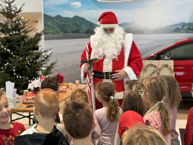 Auch der Weihnachtsmann war dabei (Foto: AHP)