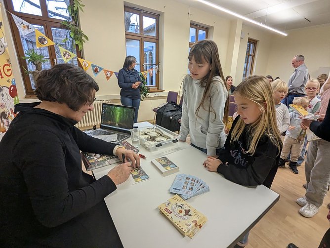      Junge Lese-Fans freuten sich nach der Buchlesung &uuml;ber Autogramme und Gespr&auml;che mit Suza Kolb.     (Foto: Janine Skara)