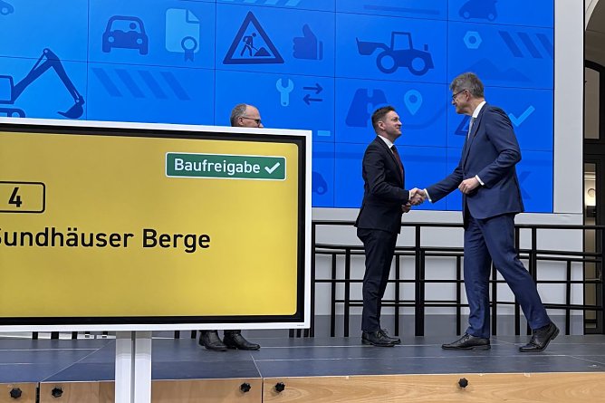 Verkehrsminister Patrick Schnieder gratuliert dem Bundestagsabgeordneten David Gregosz zu Baufreigabe und Verf&uuml;gbarmachung millionenschwerer�Finanzmittel. (Foto: privat)