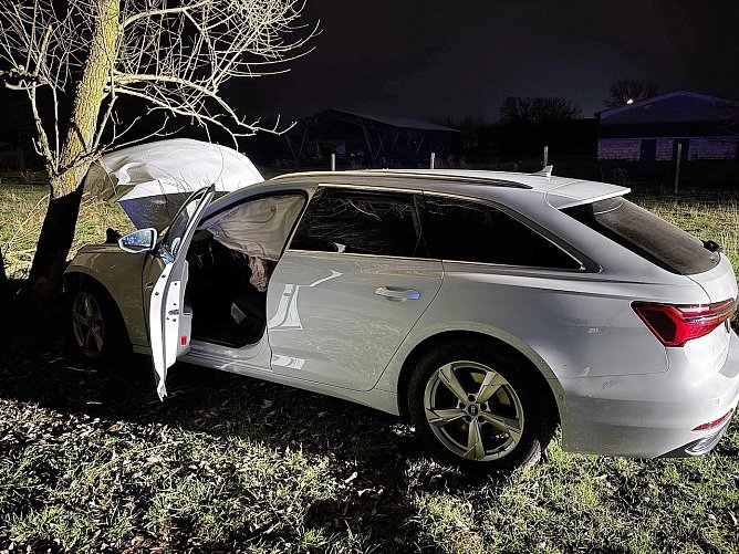 Pkw kollidierte bei Ebeleben mit einem Baum (Foto: Feuerwehr Ebeleben/Silvio Dietzel) Pkw kollidierte bei Ebeleben mit einem Baum (Foto: Feuerwehr Ebeleben/Silvio Dietzel)