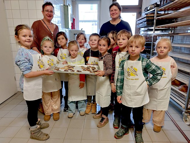 Kita Arche Noah in der "Weihnachtsb&auml;ckerei" - B&auml;ckerei Hartman (Foto: Grit Szemendera)